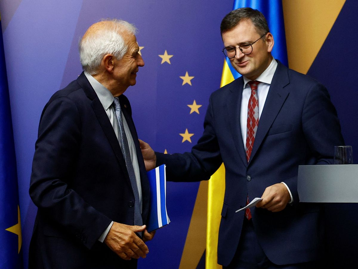 Foto: El jefe de Política Exterior de la Unión Europea, Josep Borrell, y el ministro de Asuntos Exteriores ucraniano, Dmytro Kuleba, abandonan una rueda de prensa conjunta tras la reunión de ministros de Asuntos Exteriores UE-Ucrania. (Reuters / Valentyn Og