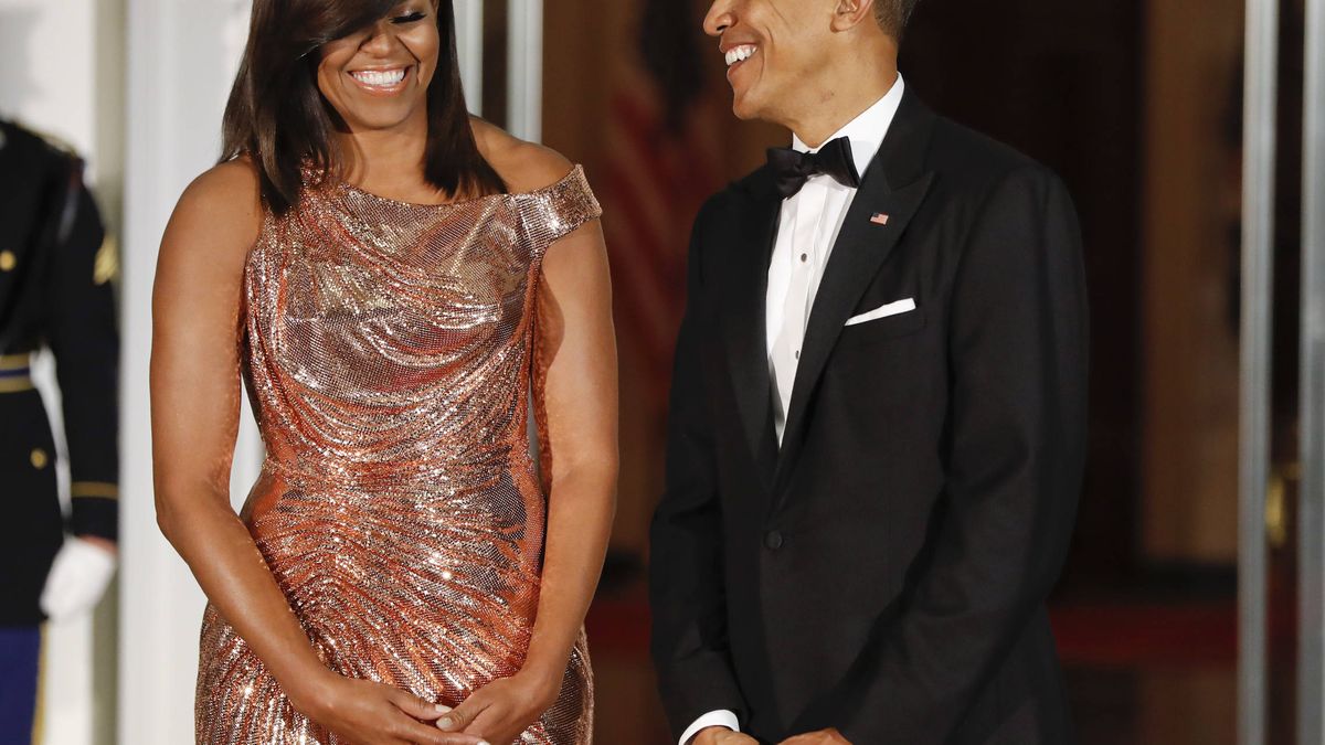 Michelle Obama deslumbra como el fuego con un diseño de Versace de 12.000 dólares