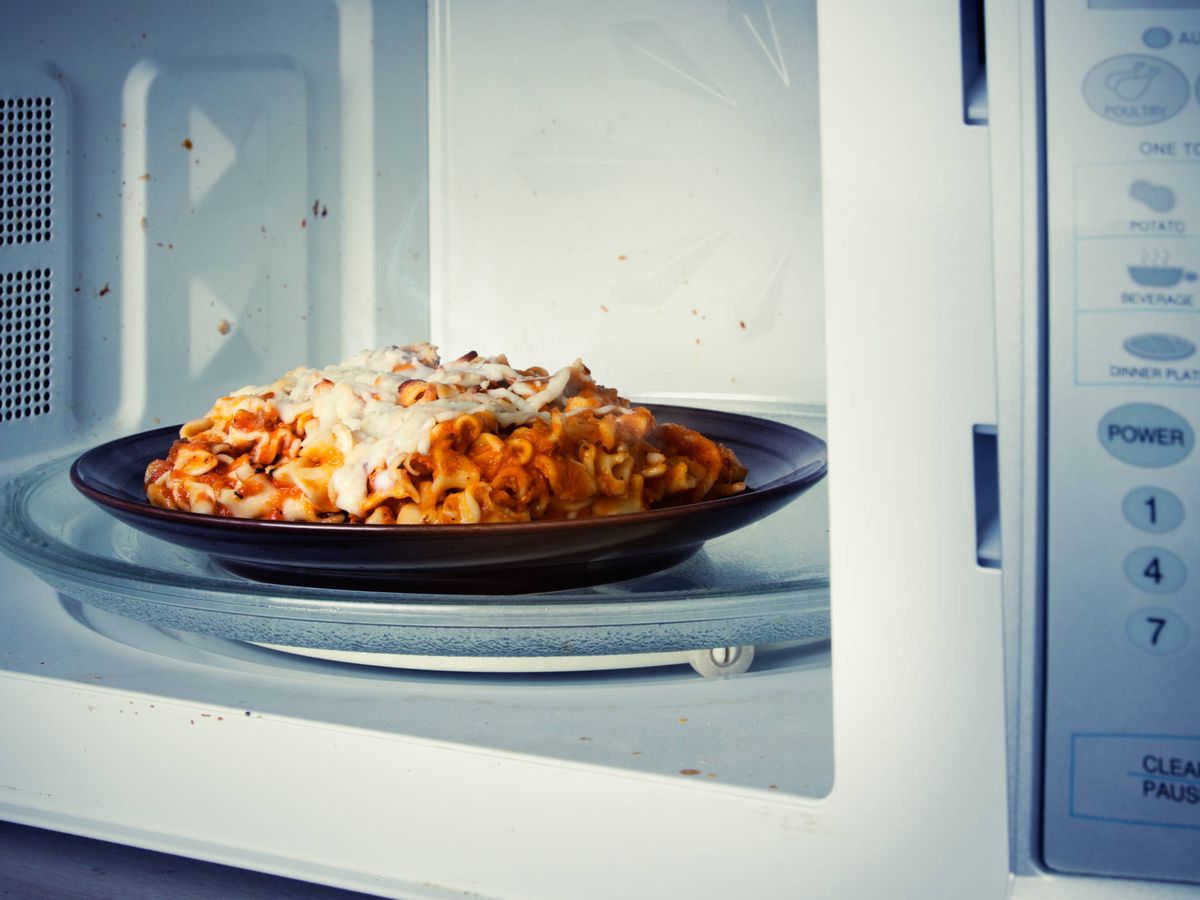 Foto: Esto es lo que dice Harvard sobre si es sano o no calentar comida y cocinar en el microondas (iStock)
