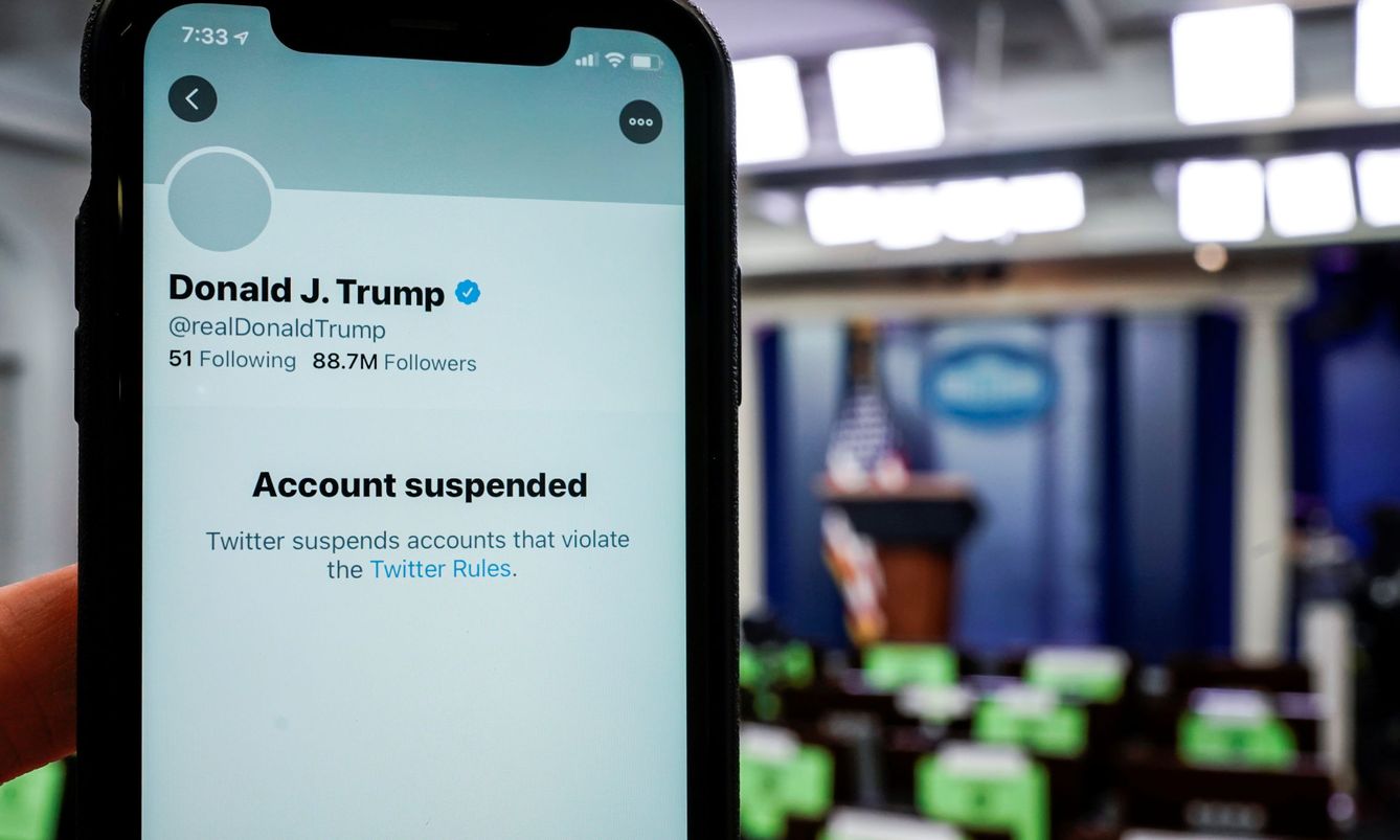 Cuenta de Donald Trump suspendida por Twitter. (Reuter)
