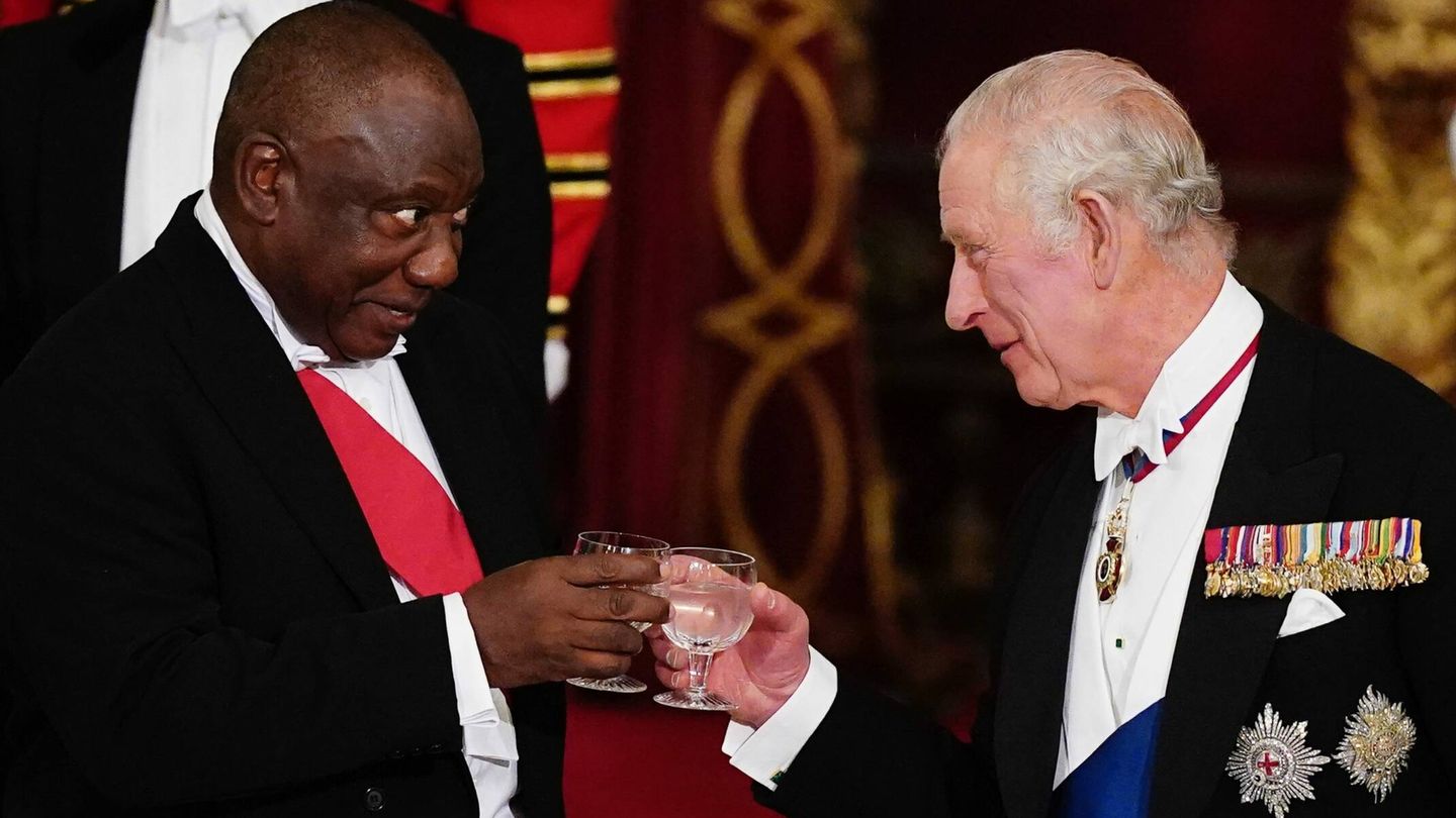 El rey Carlos III brinda con el presidente sudafricano. (CP)