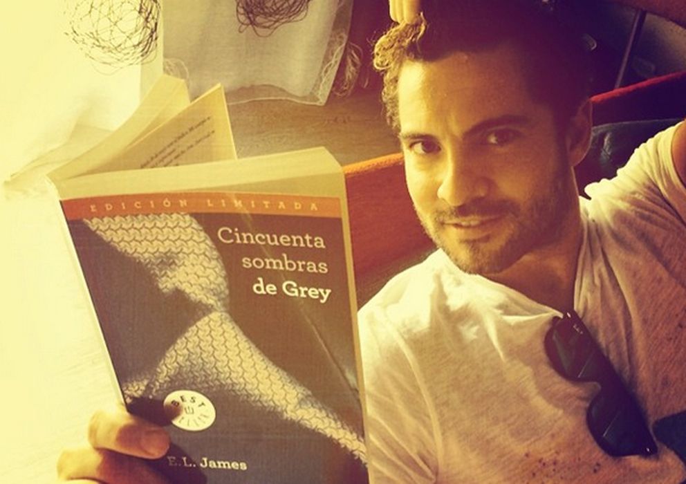Foto: David Bisbal leyendo '50 sombras de Grey' (Instagram)