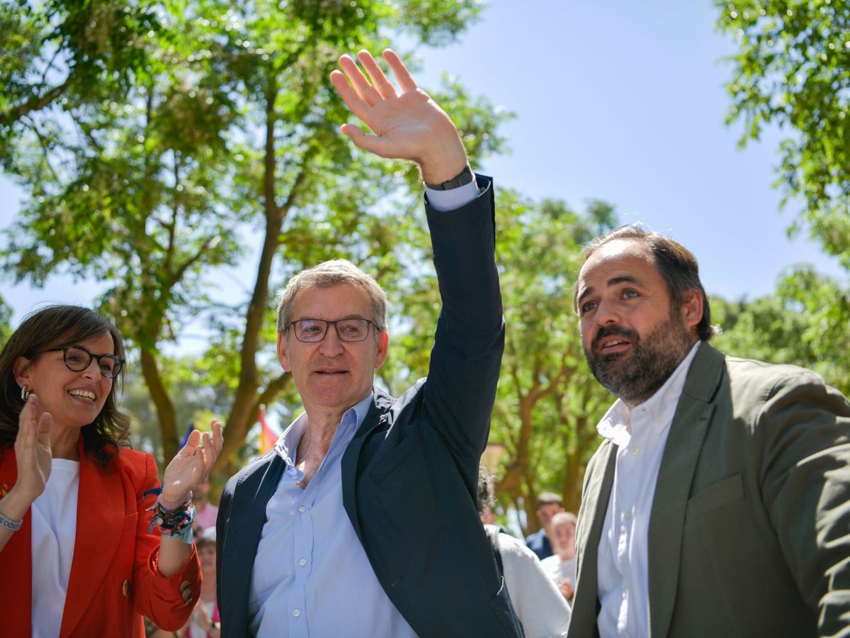 Foto: El líder del PP, Alberto Ñuñez Feijóo, junto a Carmen Fúnez y Paco Núñez. (Europa Press/García del Castillo)