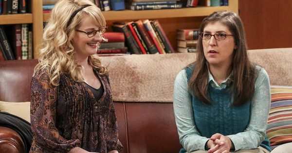 Foto: Melissa Rauch y Mayim Bialik en 'The Big Bang Theory'.