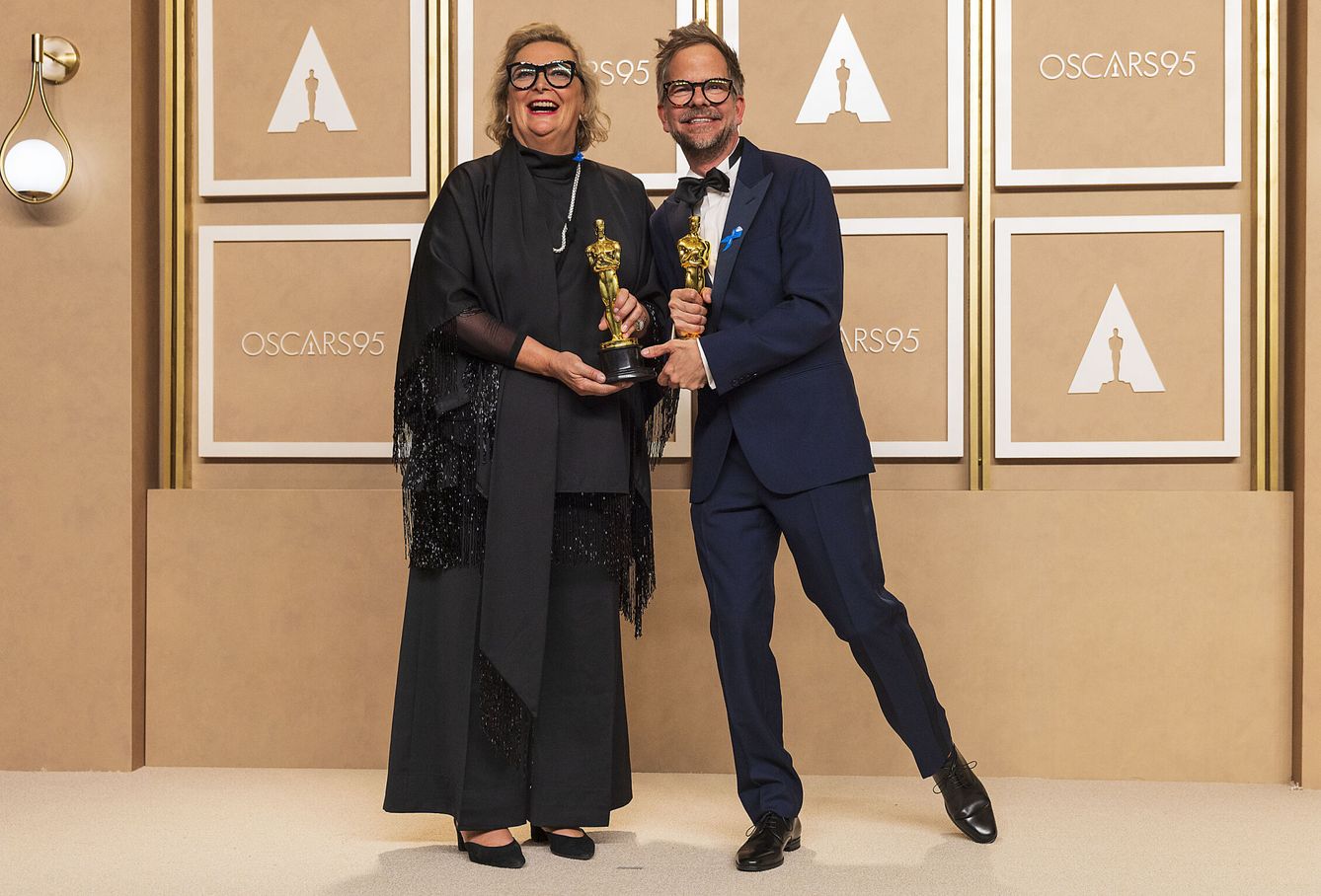 Ernestine Hipper y Christian M. Goldbeck posan con su premios Oscar a Mejor Diseño de Producción por el filme 'Sin novedad en el frente' (REUTERS)