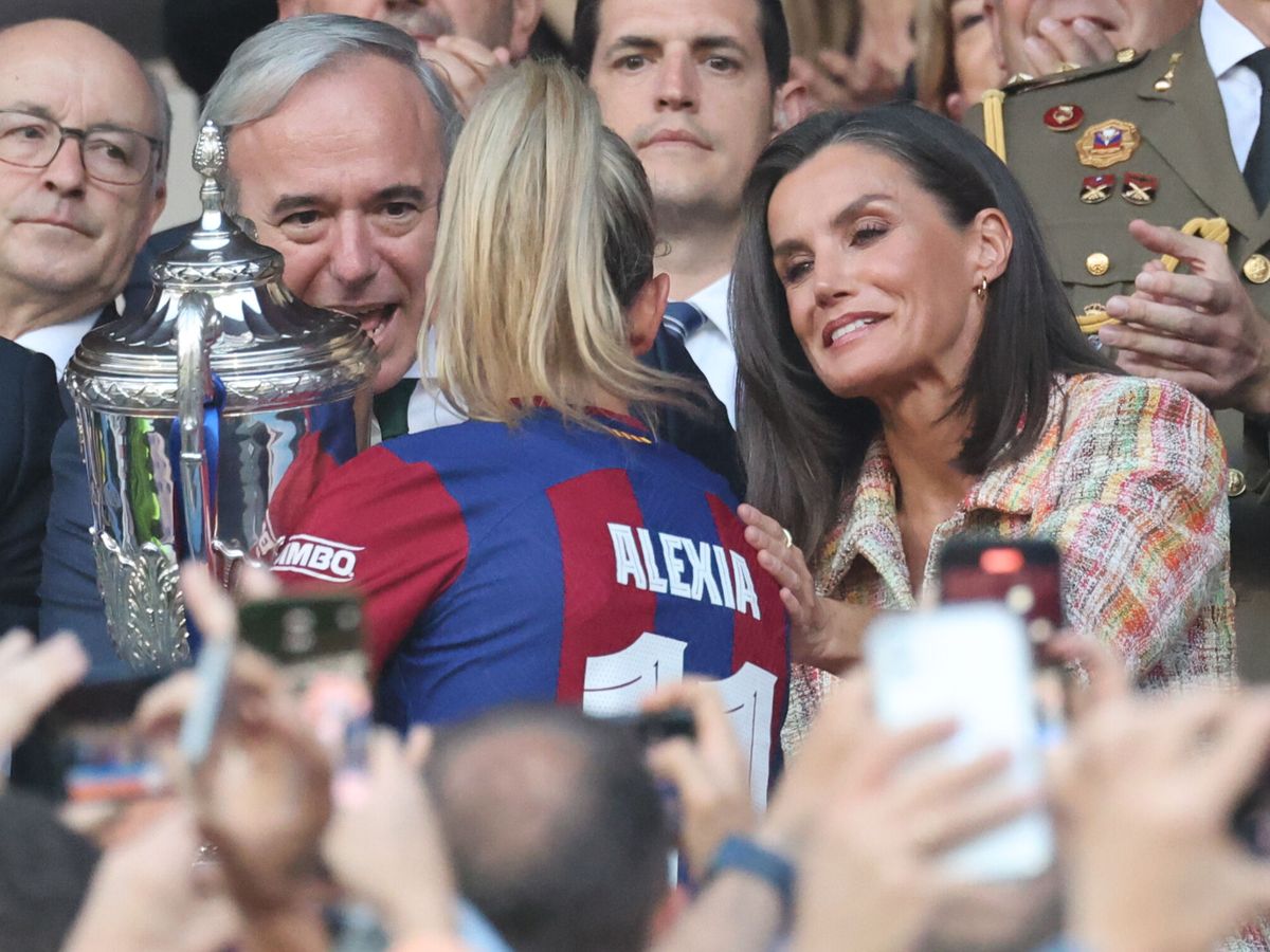 Foto: La Reina Letizia entrega la copa a la capitana del FC Barcelona, Alexia Putellas tras la final del Campeonato de España (Europa Press)