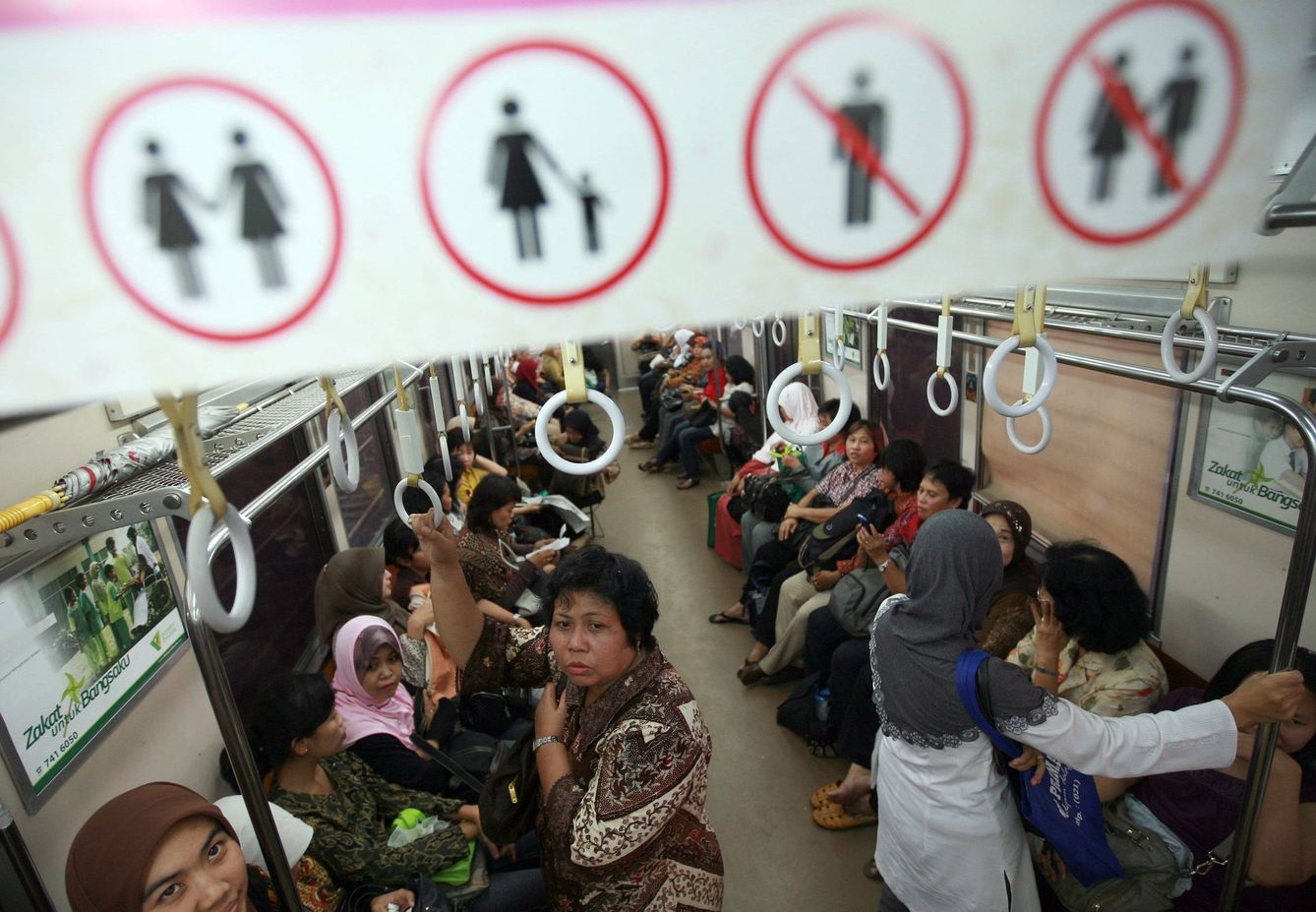 Varios países han añadido a sus trenes vagones exclusivos para mujeres. (EFE)