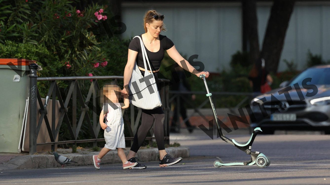 Foto: Amber Heard pasea con su hija por las calles de Madrid. (305shock)