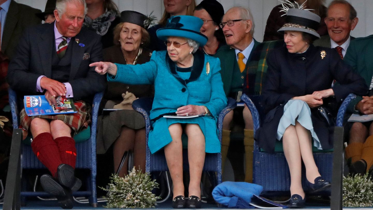 La reina con Carlos y Ana. (Reuters)