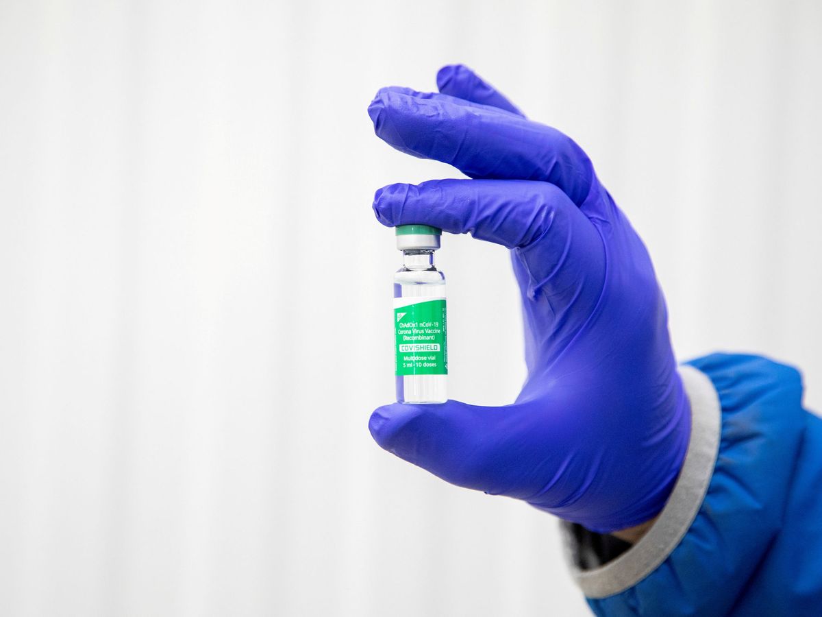 Foto: Un vial de la vacuna AstraZeneca (Reuters)