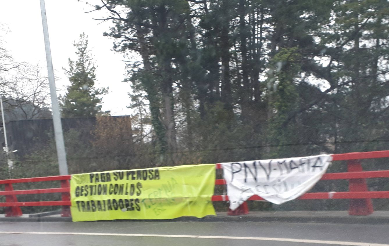 Pancarta contra el PNV por el derrumbe del vertedero en una carretera de acceso a Zaldibar. (J. M. A.)