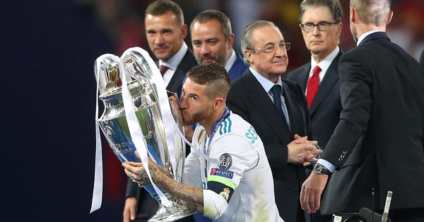 Foto: Florentino Pérez, tercero por la izquierda, justo en el momento en el que Sergio Ramos recibe el trofeo de la Champions League. (Reuters)