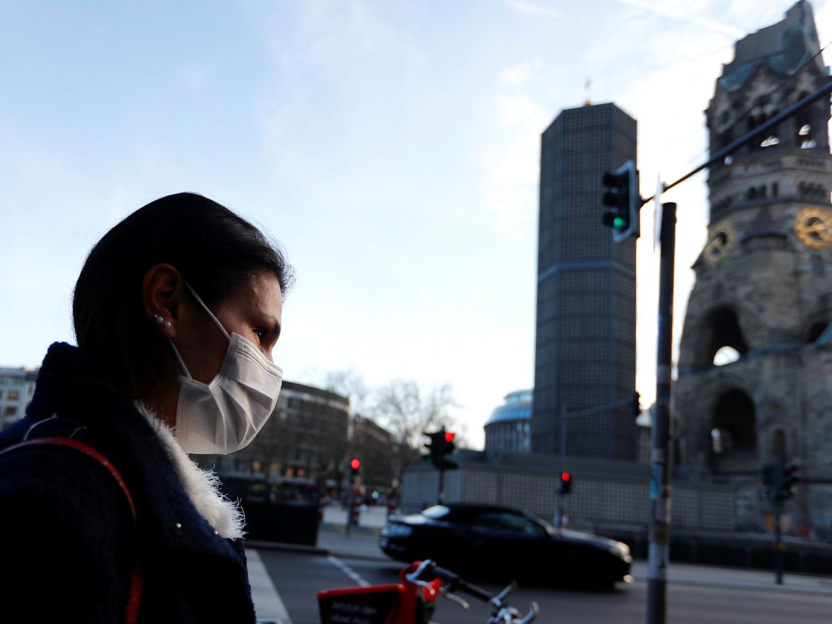 Foto: Una mujer lleva una mascarilla mientras pasea por Berlín, Alemania. (Reuters)