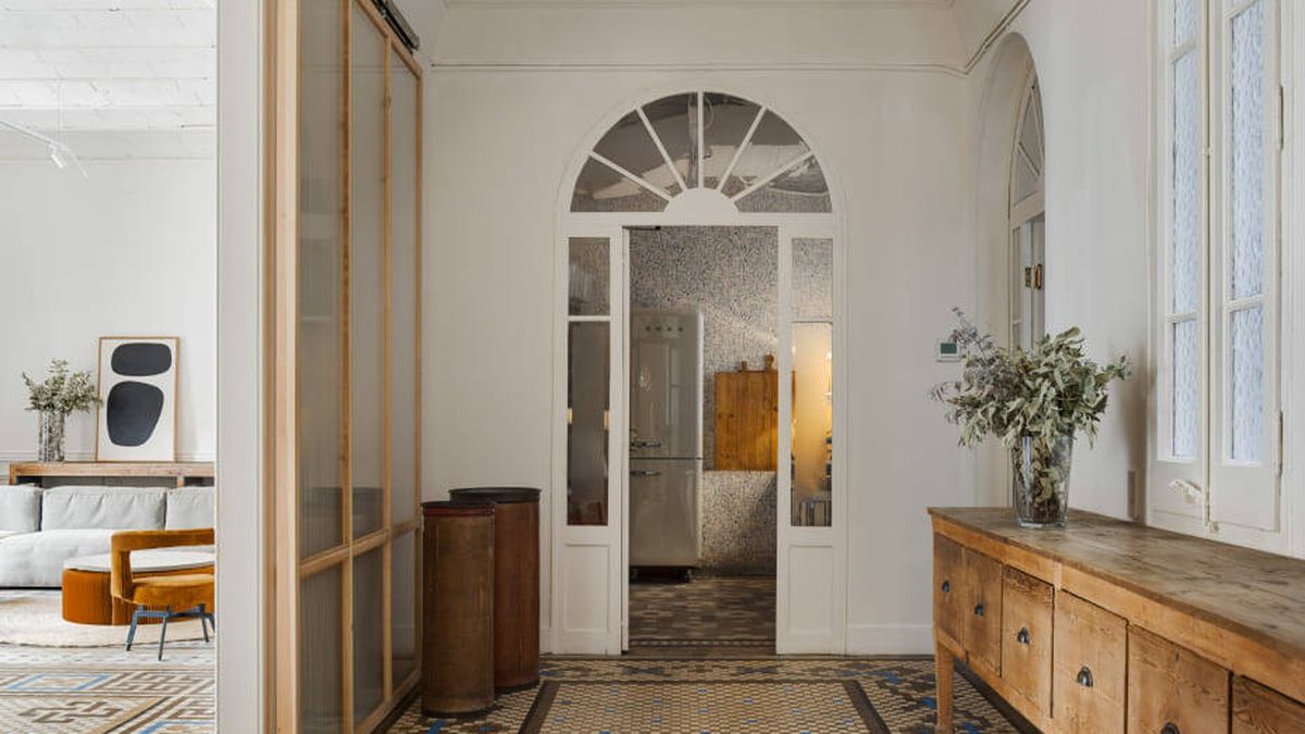 Esta casa modernista de Barcelona apuesta por la madera, el cristal y los mosaicos de Nolla como elementos decorativos