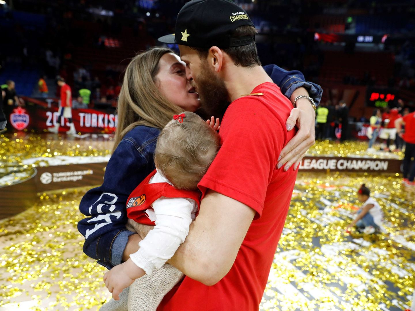 Sergio Rodríguez besa a su mujer en la celebración del título de la Euroliga ganado por el CSKA de Moscú. (EFE)