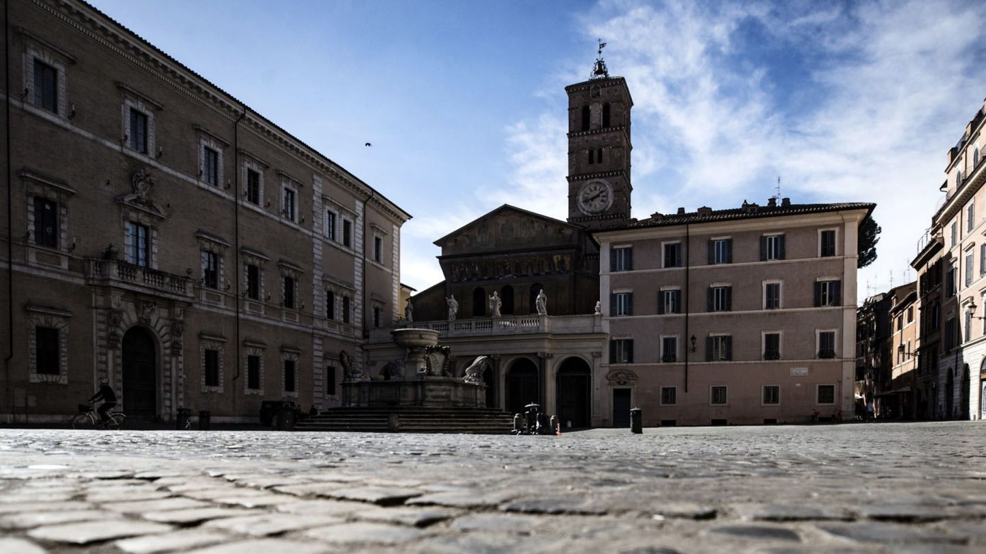 La plaza donde se encuentra la basílica de Santa María en Trastévere, Roma (EFE)