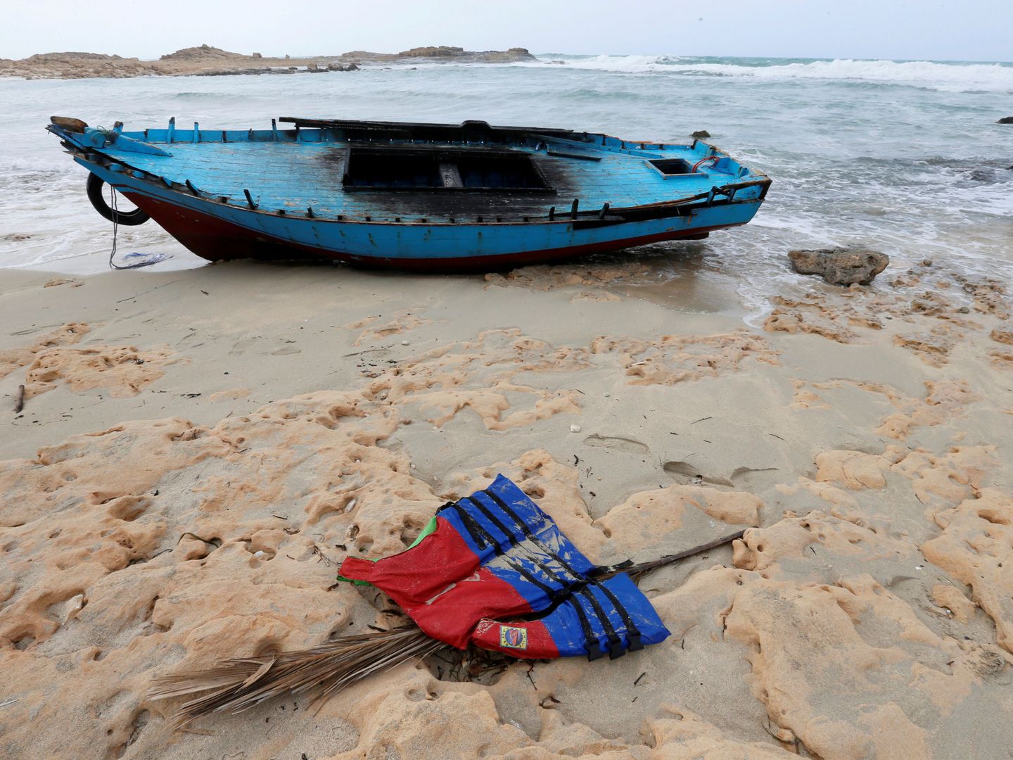 Una barca utilizada por los inmigrantes cerca de la ciudad de Sabrata, en Libia. (Reuters)