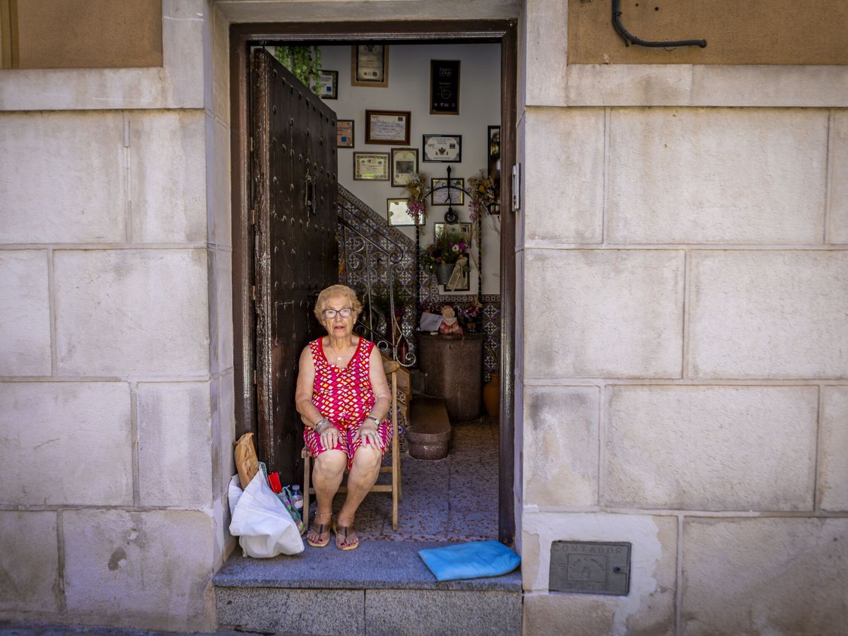 Foto: Una mujer en la puerta de su casa, en Toledo. (EFE/Ángeles Visdomine)