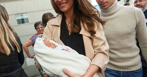 Foto: Eva González y Cayetano Rivera, el día que presentaron a su hijo. (Getty)
