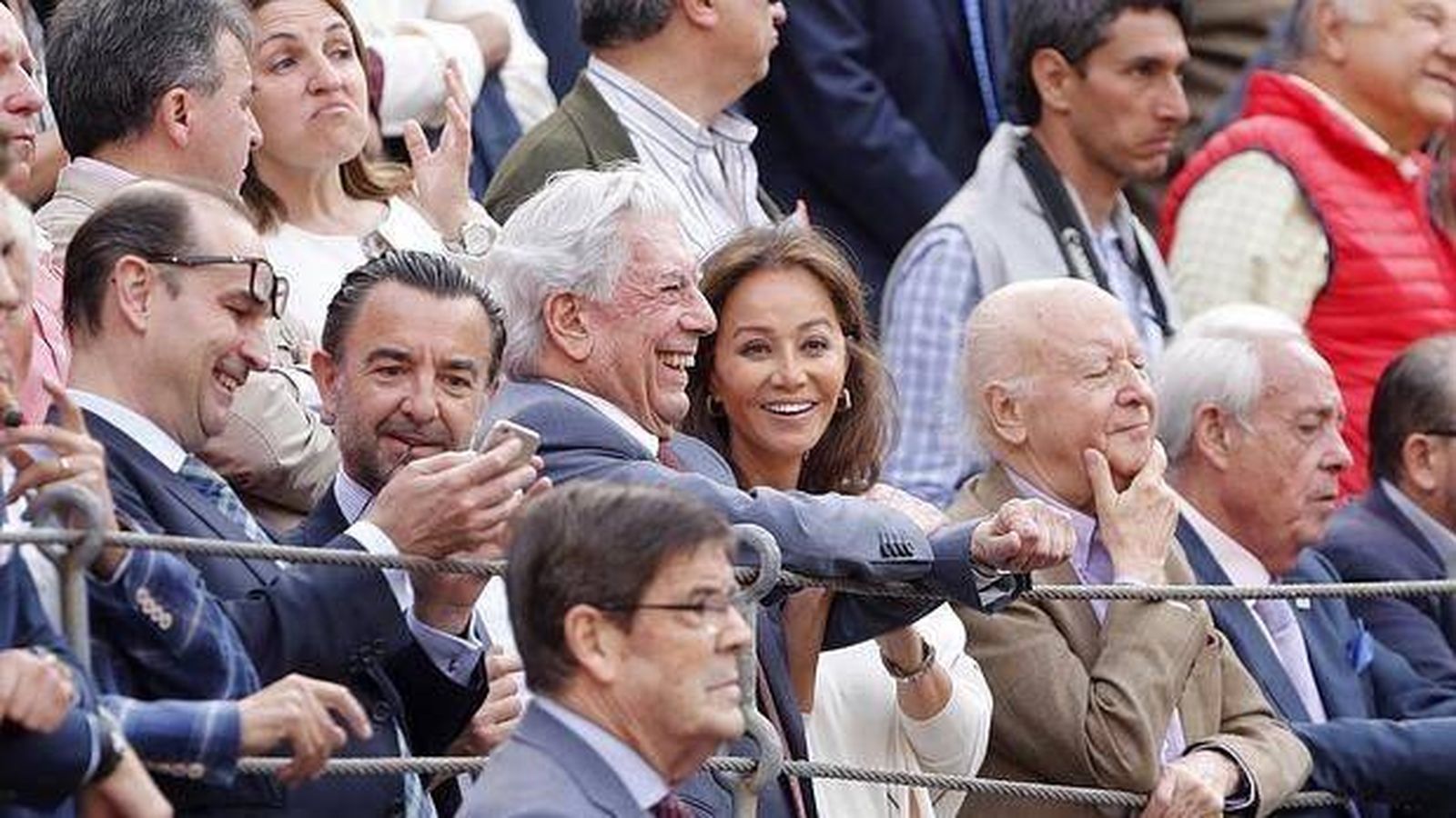 Foto: Vargas Llosa y Preysler en los toros (Gtres)