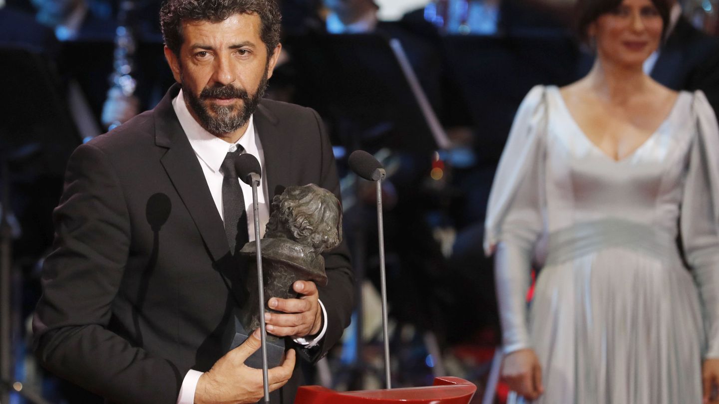 Alberto Rodríguez recibe el Goya al mejor guion adaptado por su película 'El hombre de las 1000 caras' en la 31.ª edición de los premios. (EFE/Ballesteros)