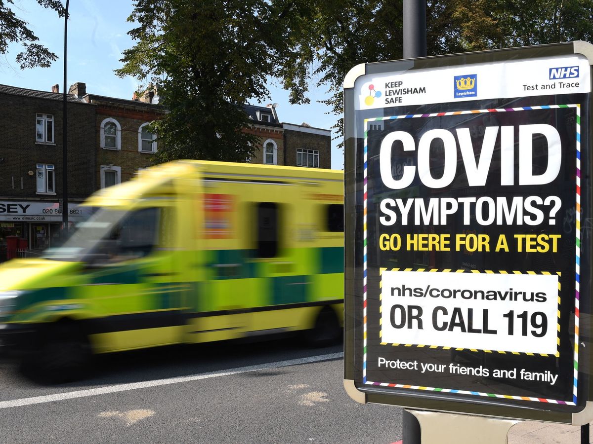 Foto: Un cartel anunciando pruebas para el coronavirus. (EFE)