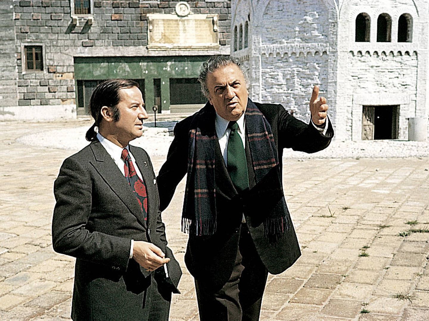 Federico Fellini y Miguel Berrrocal, en los estudios de Cinecittá de Roma, en 1974 (Fundación Berrocal).