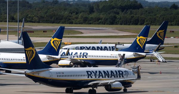 Foto: Varios aviones de Ryanair, en el aeropuerto de Stansted (Londres). (Reuters)