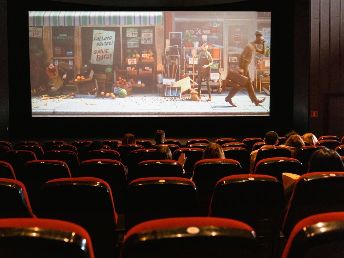 Foto: Personas disfrutan de la proyección de un filme (Pexels/ Tima Miroshnichenko)