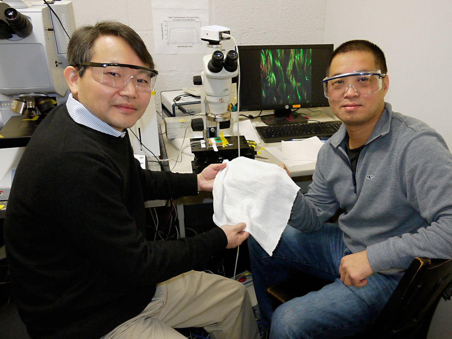 YuHuang Wang y Min Ouyang con la nueva tela que han desarrollado (Universidad de Maryland)