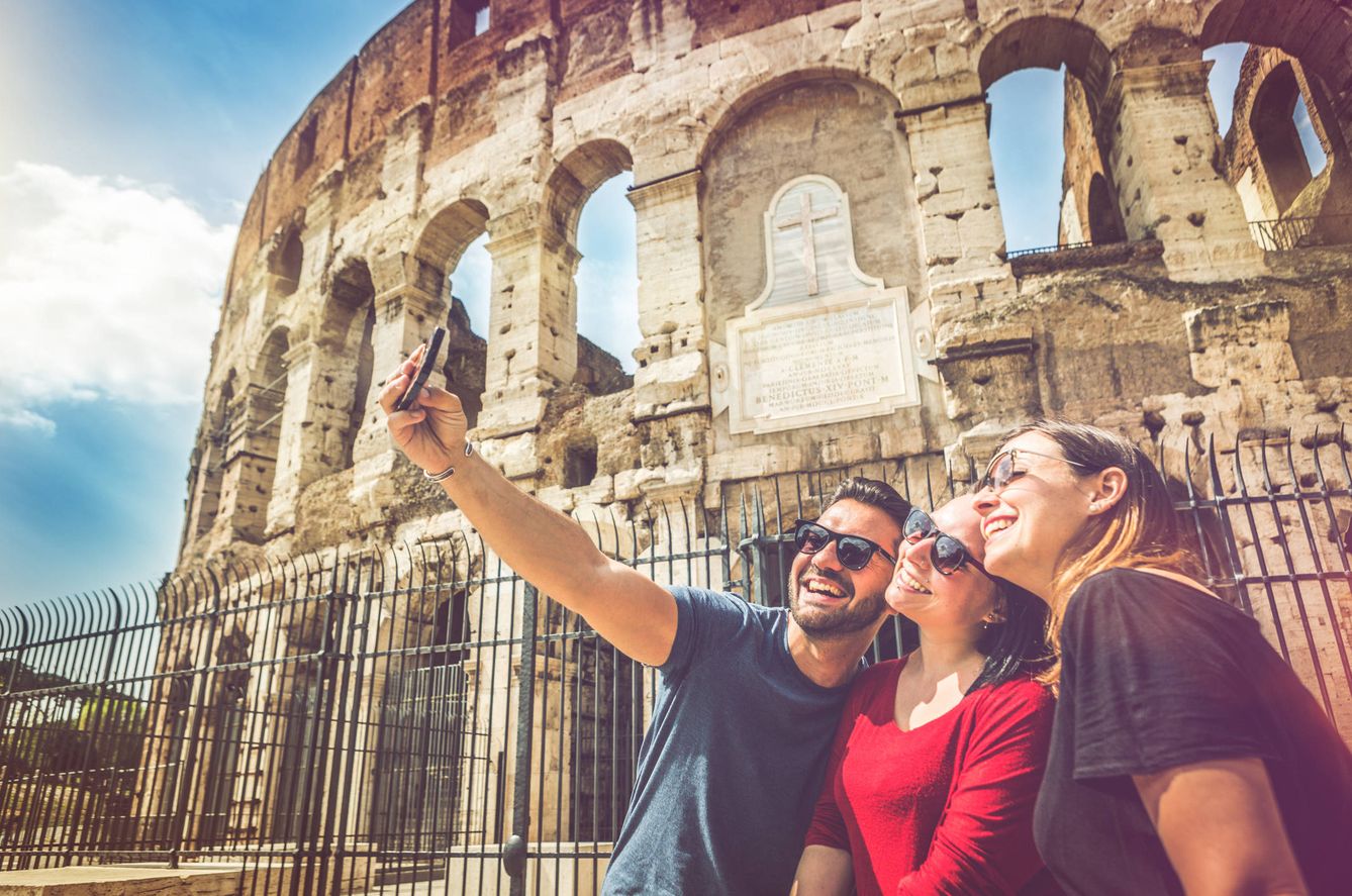 Turistas se hacen un selfie en el Coliseo. 