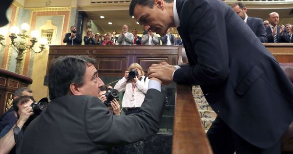 Foto: Pedro Sánchez saluda al portavoz del PNV, Aitor Esteban, en el hemiciclo del Congreso tras el debate de la moción de censura. (EFE) 