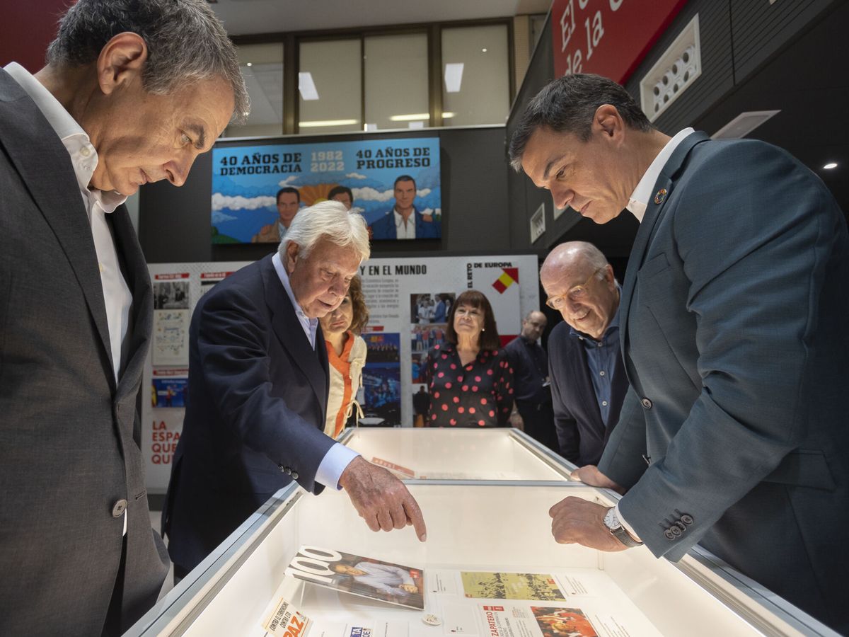 Foto: El presidente del Gobierno, Pedro Sánchez (d), y los expresidentes socialistas José Luis Rodríguez Zapatero (i) y Felipe González. (EFE/Eva Ercolanese)