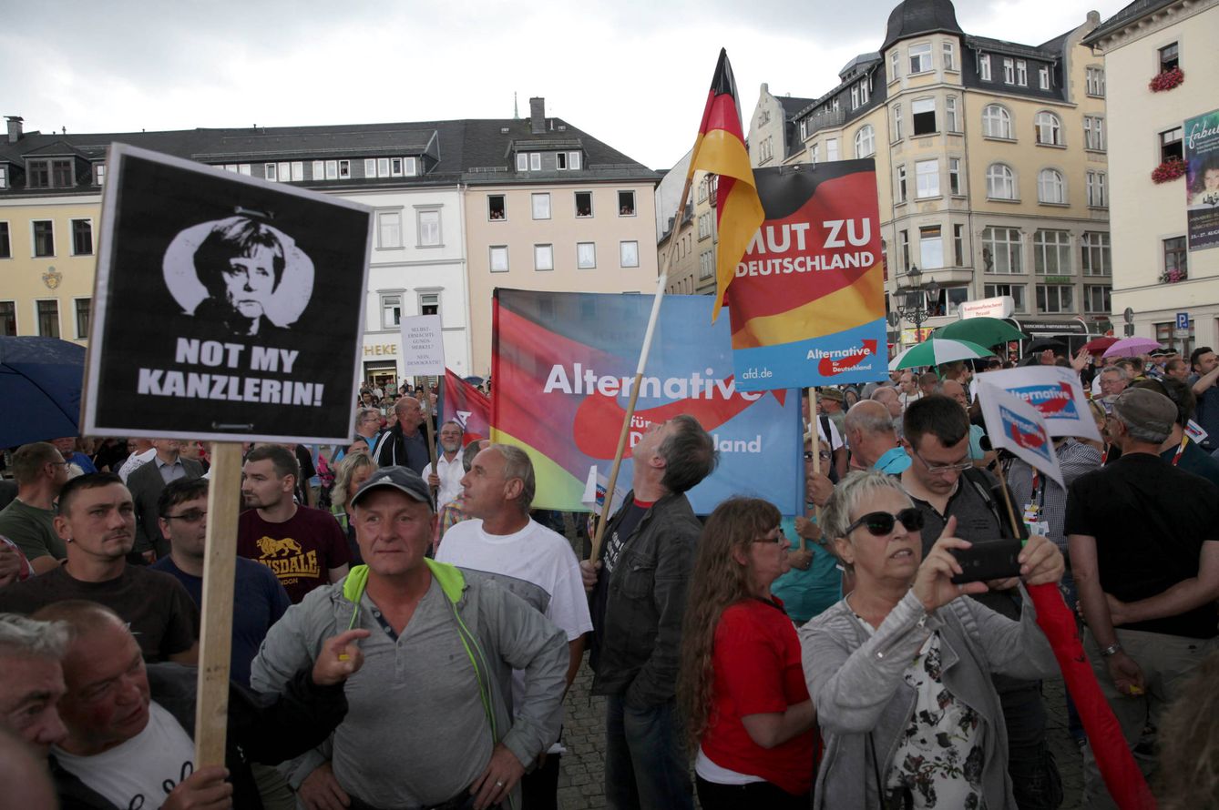 Simpatizantes de Alternativa para Alemania (AfD) protestan contra Merkel en Annaberg-Buchholz. (Reuters)