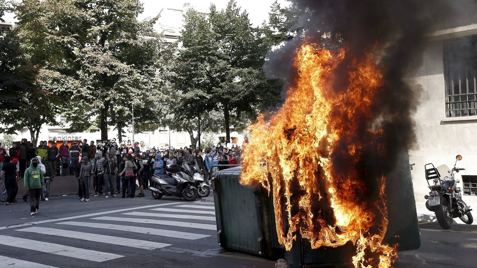 Foto: Contenedor ardiendo en Pamplona en la huelga general de 2012