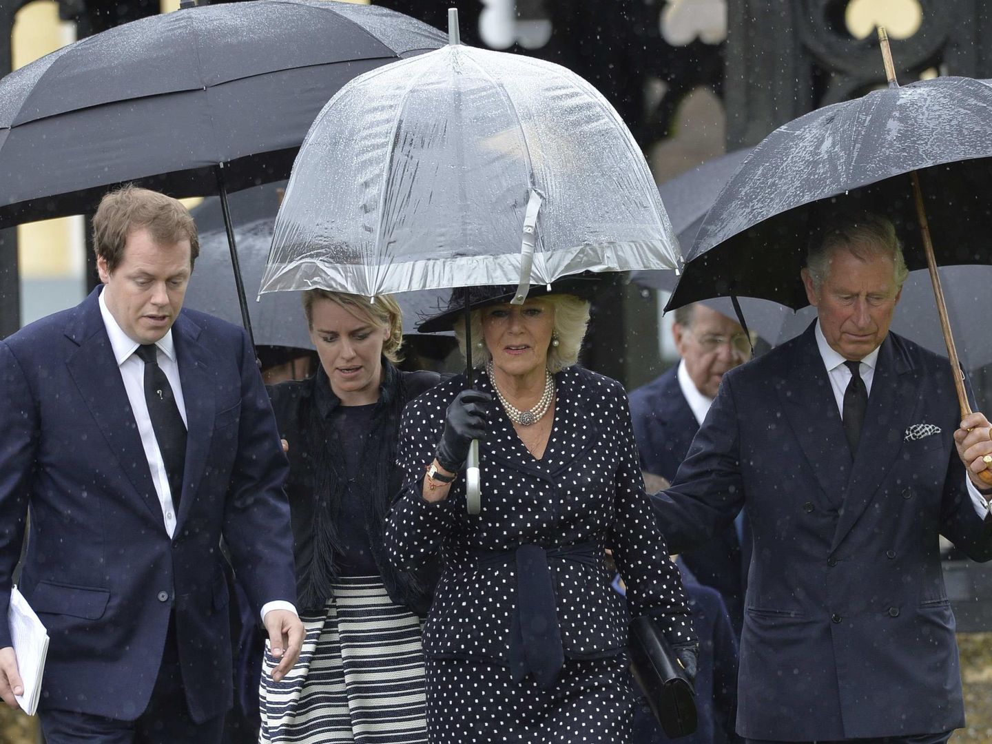 Camilla y Carlos de Inglaterra con los hijos de la duquesa de Cornualles, Tom y Laura. (Reuters)