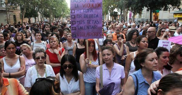 Foto: Manifestación en Córdoba en protesta por la puesta en libertad bajo fianza de los cinco miembros de La Manada. (EFE)