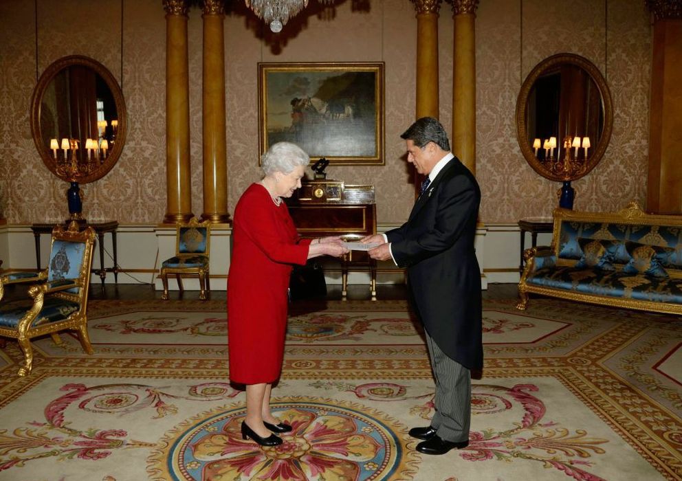 Foto: Federico Trillo saluda a la Reina de Inglaterra (EFE)