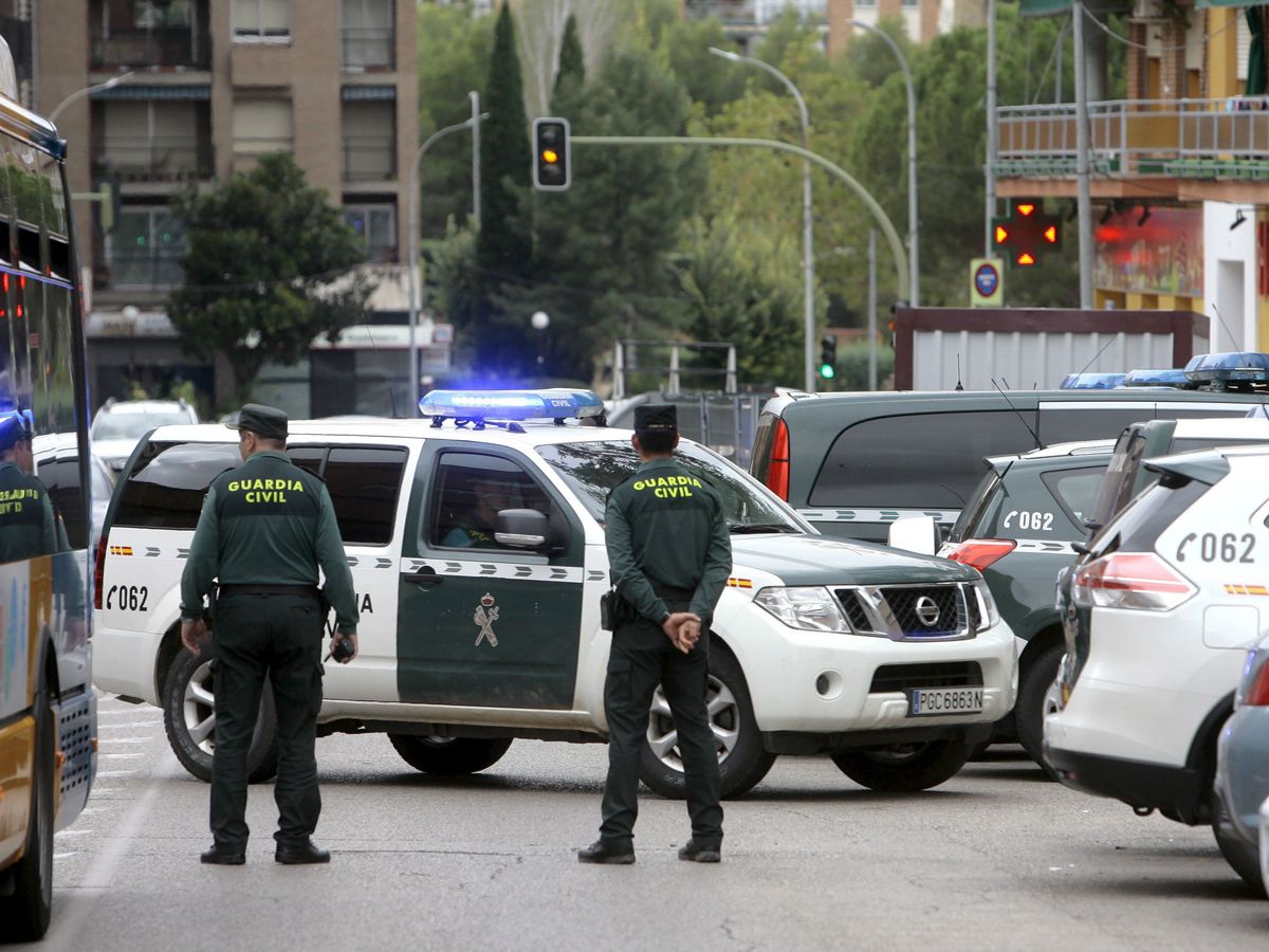 Foto: Dos agentes de la Guardia Civil de Guadalajara. (EFE/Pepe Zamora)