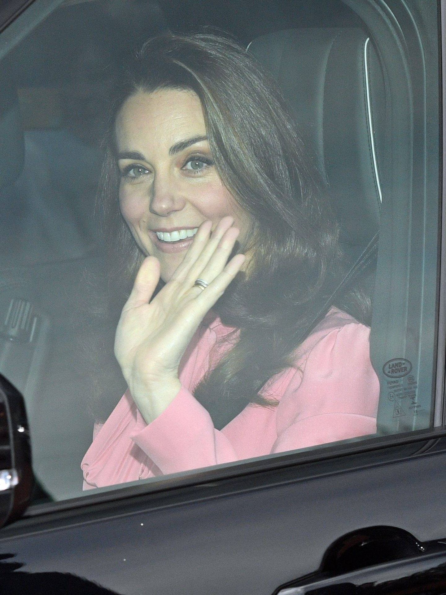 Kate, de rosa y saludando. (Cordon Press)