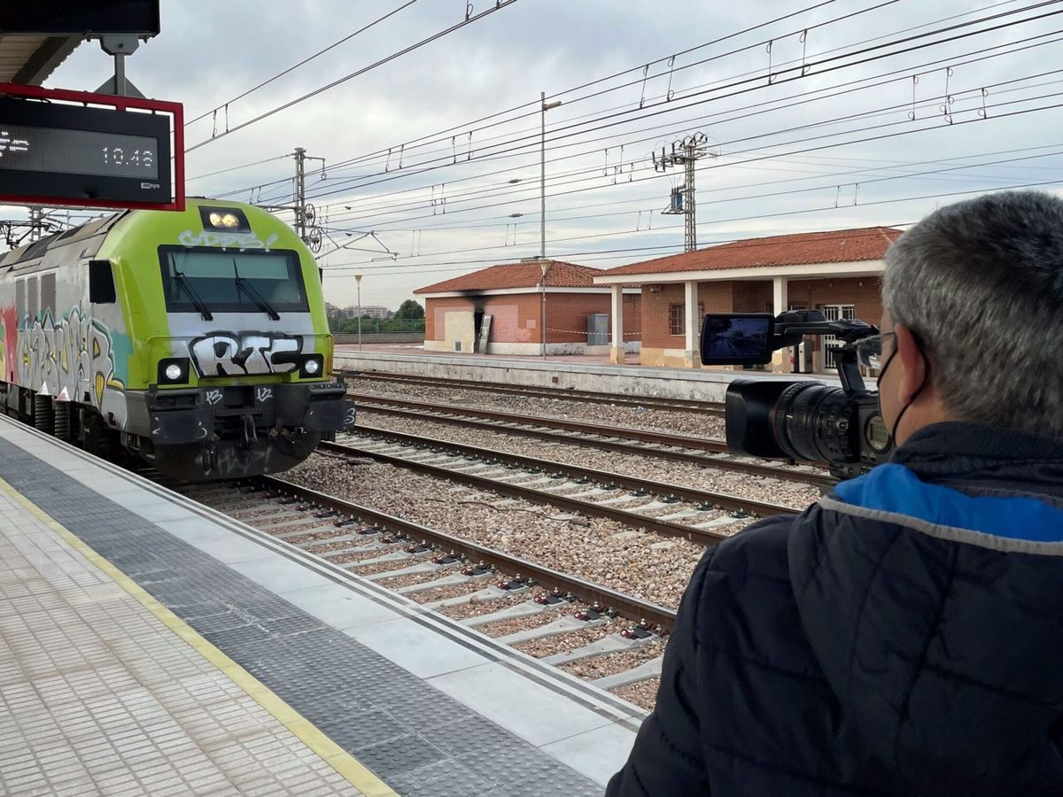 Foto: Una estación de tren en Valencia. (EFE/Raquel Segura)