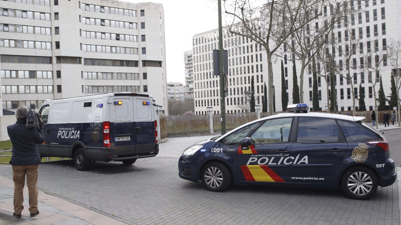Foto: Arrestados por un presunto fraude en cursos de formación subvencionados con fondos públicos en Madrid llegan en furgones policiales a los Juzgados de Plaza Castilla. (EFE)