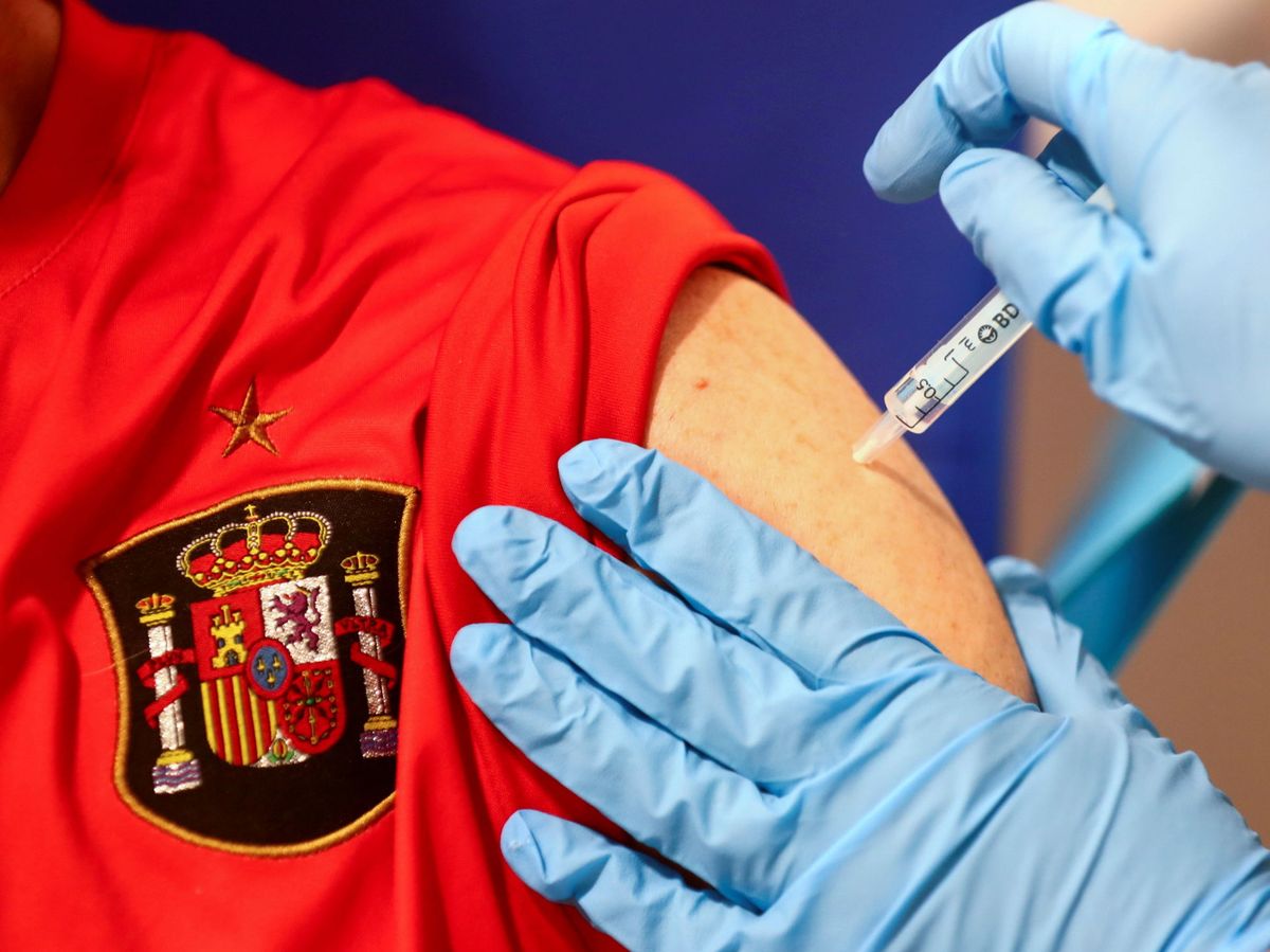 Foto: Un hombre recibe la vacuna del covid-19. (Reuters) 