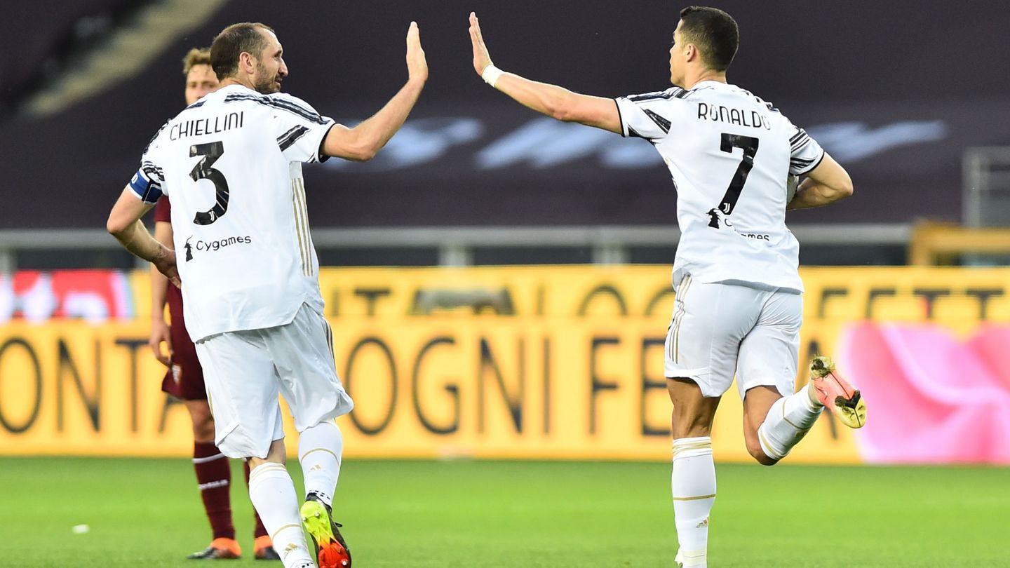 El '7' luso celebra un gol junto a Giorgio Chiellini. (Reuters)