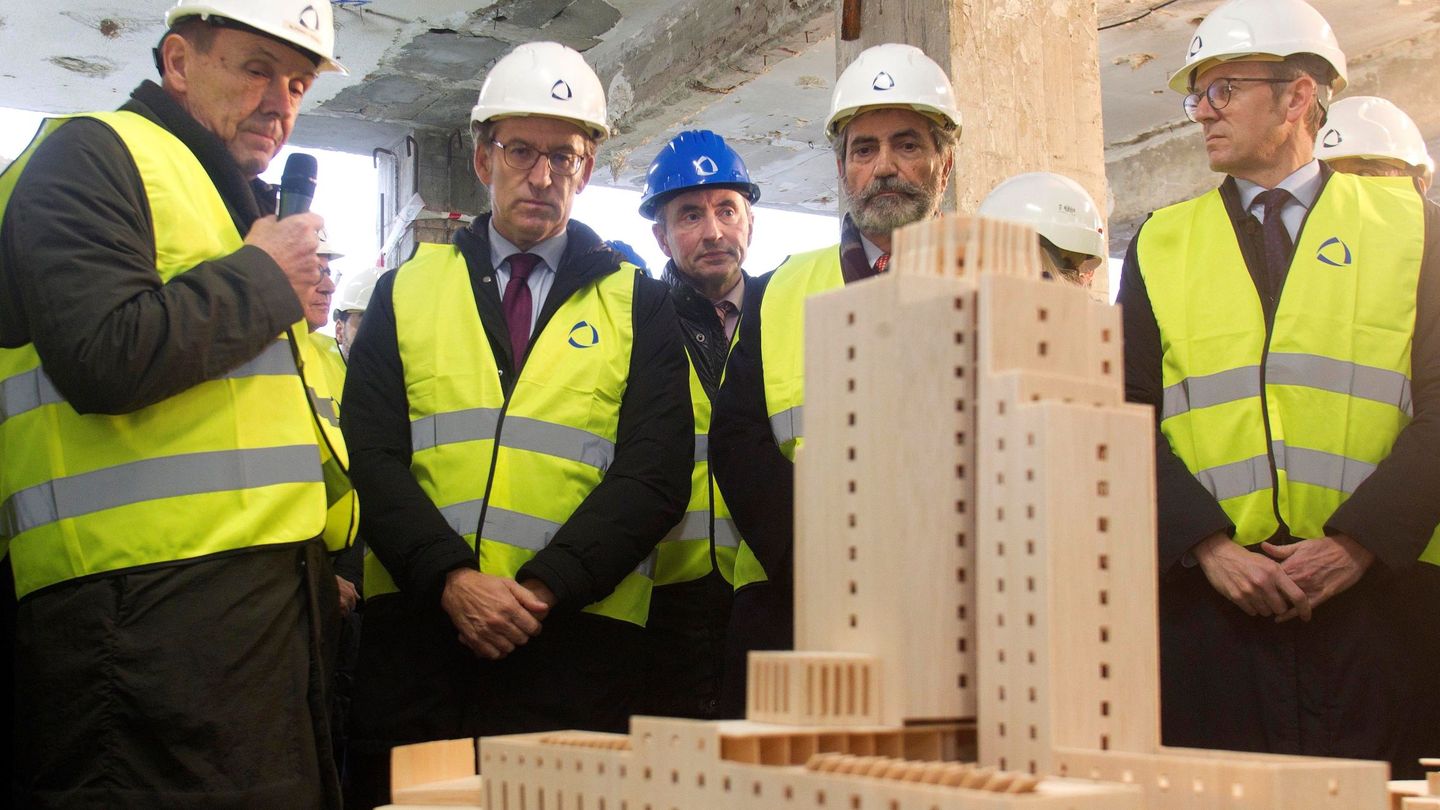 El entonces presidente del Consejo General del Poder Judicial, Carlos Lesmes, y Alberto Nuñez Feijóo visitaban en 2020 las obras de la Ciudad de la Justicia de Vigo. (EFE/ Salvador Sas)