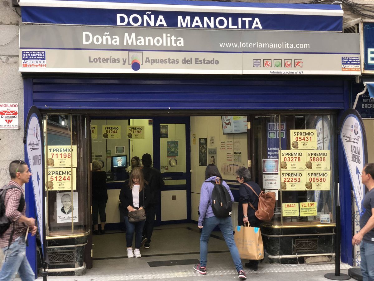 Foto: Compradores de lotería acuden a la administración de Doña Manolita. (iStock)