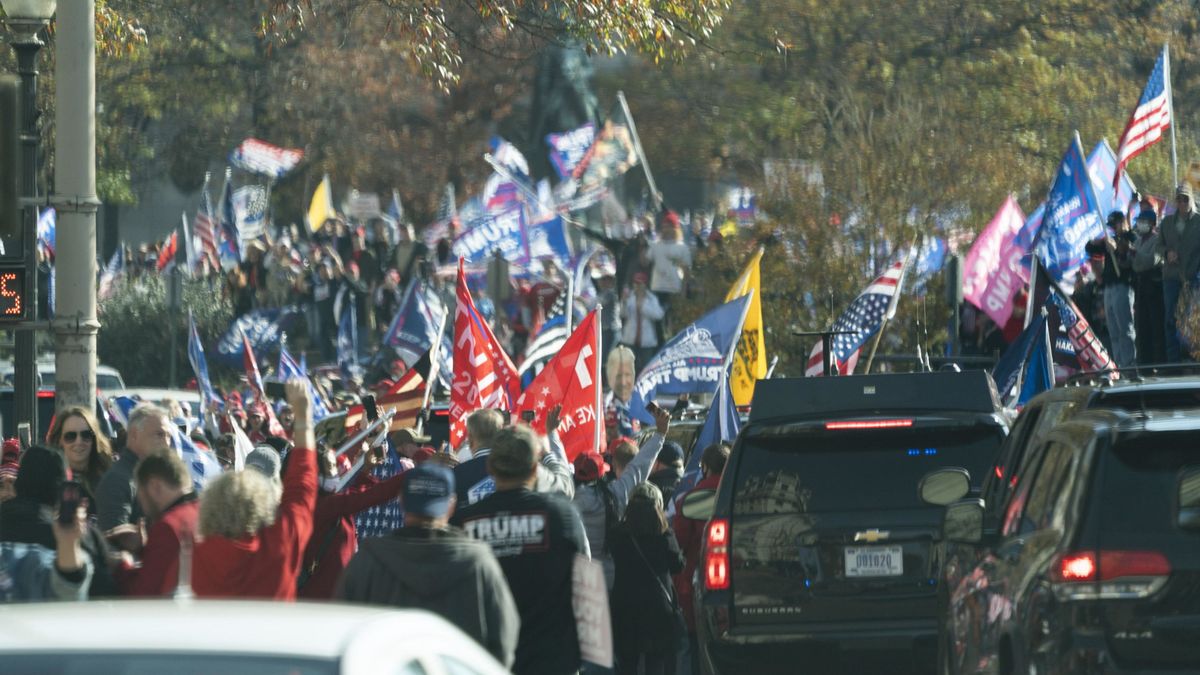 Trump aparece por sorpresa entre miles de manifestantes a su favor en Washington