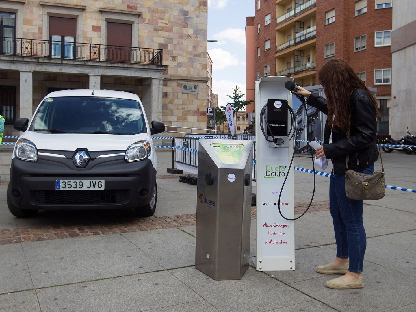 Cargadores de coches eléctricos en Zamora. (EFE)