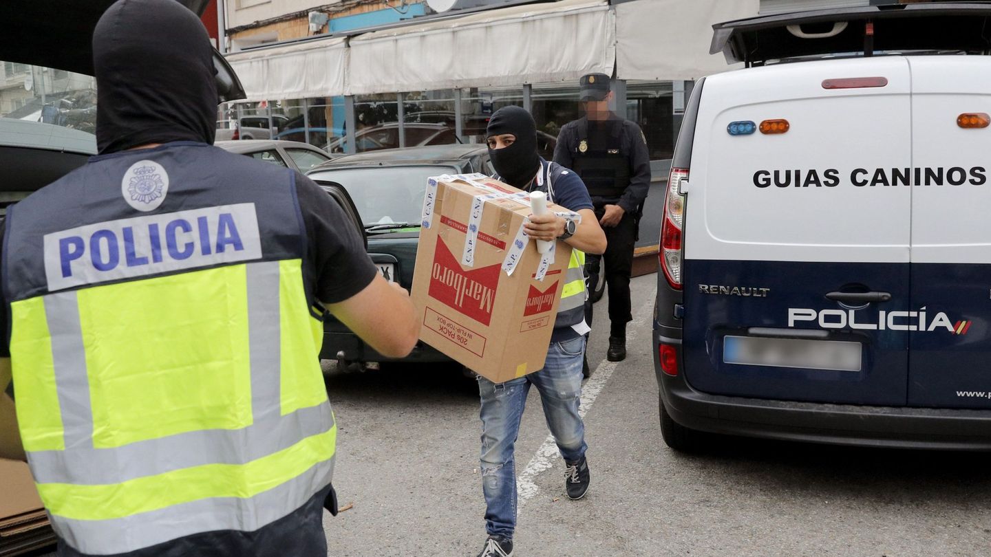 Agentes trasladan tabaco incautado en un local de hostelería en Boiro (A Coruña). (EFE)