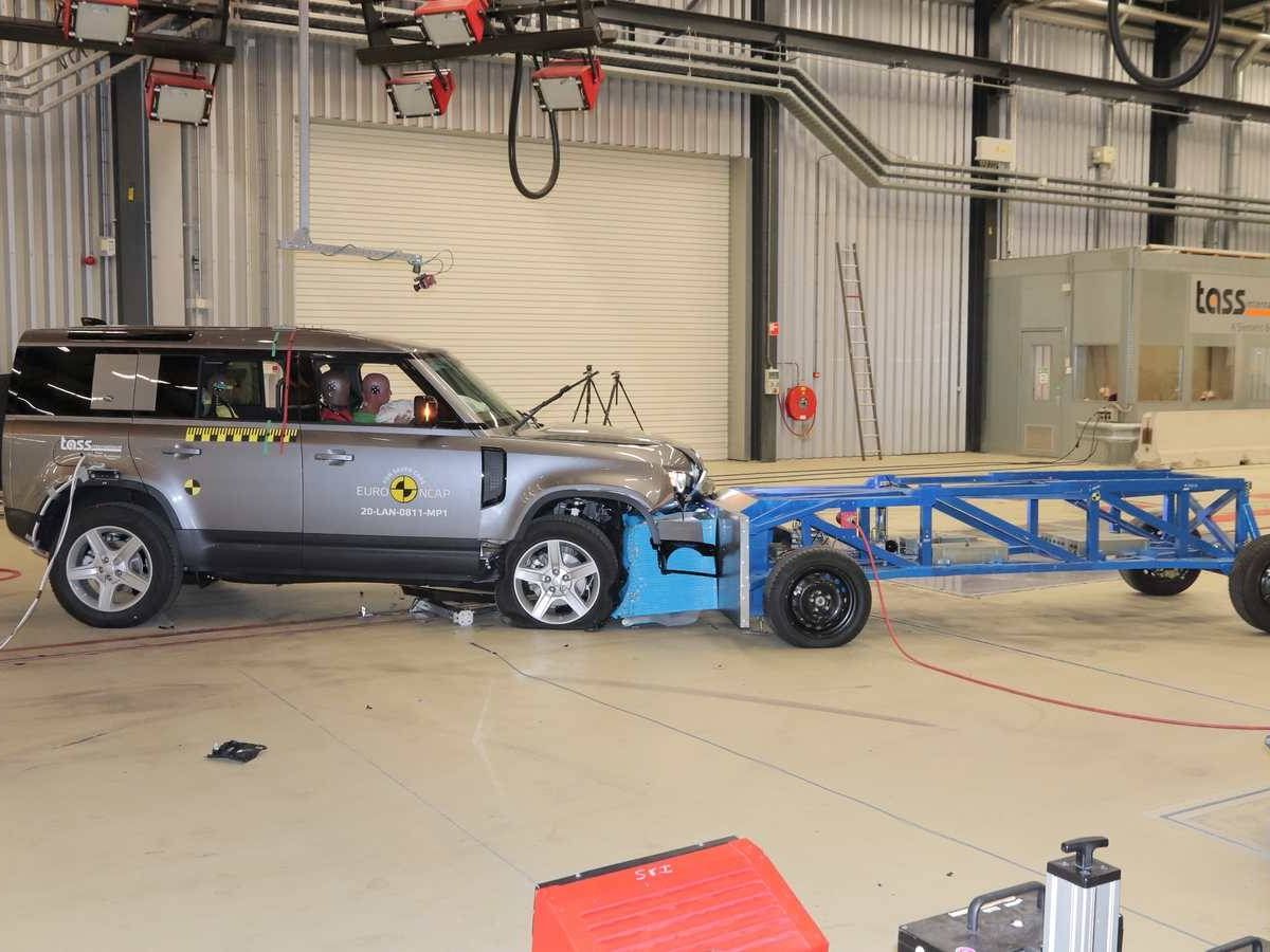 Foto: El nuevo Land Rover Defender ha logrado 5 estrellas EuroNCAP por sus eficaces sistemas de ayuda a la conducción. 